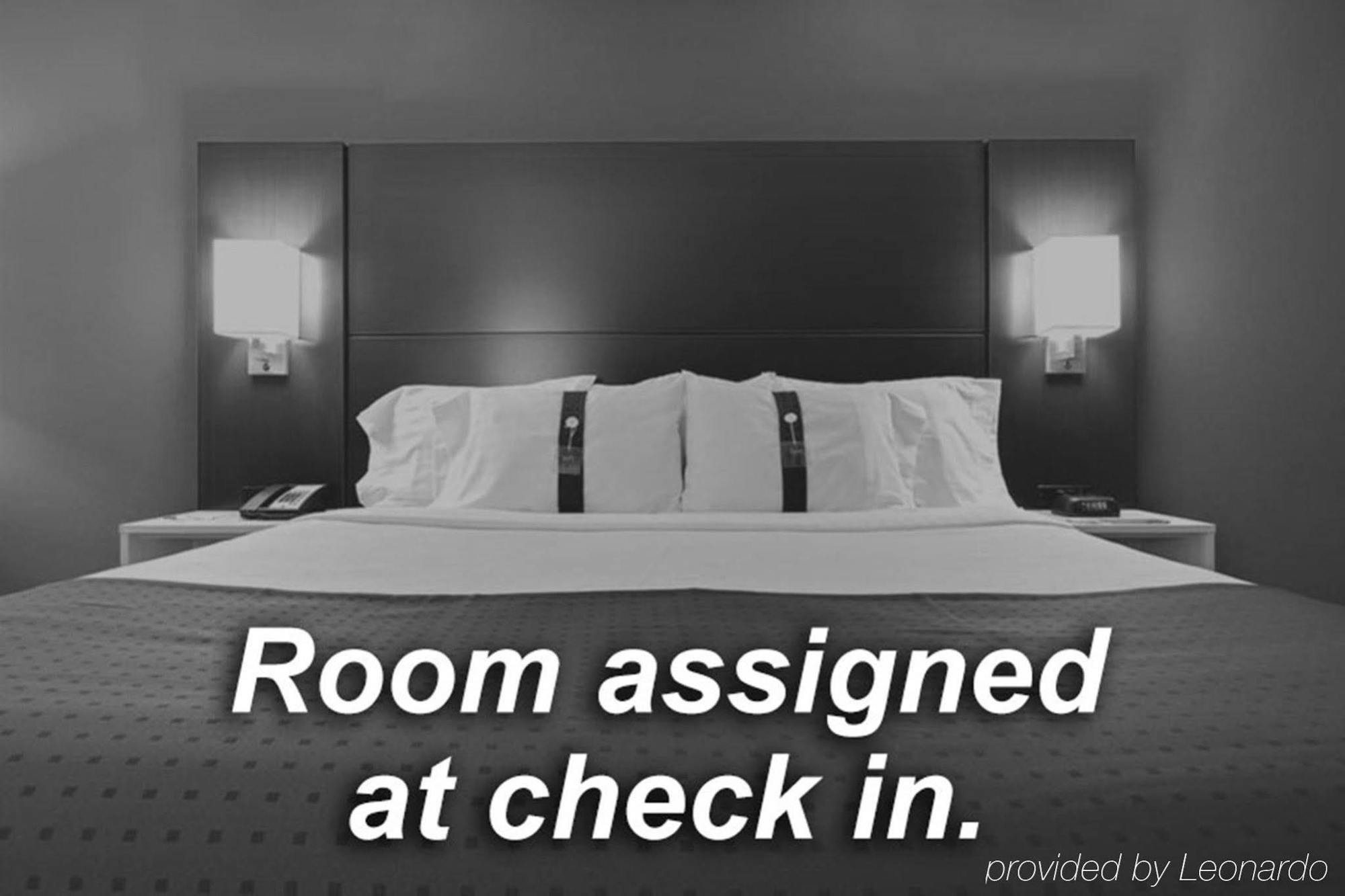 Holiday Inn Express & Suites Brownfield Экстерьер фото